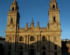 Descubre la majestuosa Catedral de Santa María en Lugo, parada obligada para los peregrinos del Camino de Santiago en su ruta turística