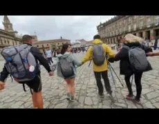 La Plaza del Obradoiro: Punto de encuentro para peregrinos en el Camino de Santiago y destino turístico en Santiago de Compostela