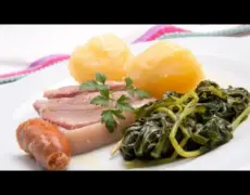 Lacón con grelos: una deliciosa parada en el camino de Santiago para los peregrinos y amantes del turismo gastronómico