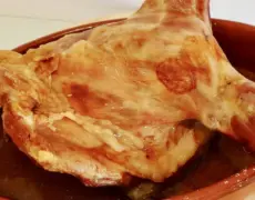 Lechazo asado: un manjar para los peregrinos del Camino de Santiago. Descubre la deliciosa tradición gastronómica en tu ruta turística