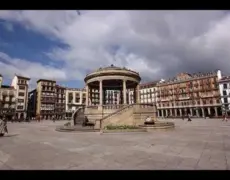 Descubre la Plaza del Castillo en Pamplona, punto de encuentro para peregrinos del Camino de Santiago y destino turístico imperdible