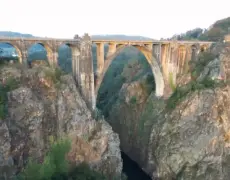 Descubre el encanto del Puente Medieval de Ulla en el Camino de Santiago: una parada imprescindible para los peregrinos y amantes del turismo histórico