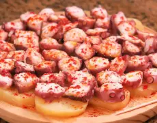 Pulpo a la gallega: un manjar imprescindible en el camino de Santiago para peregrinos y amantes del turismo gastronómico